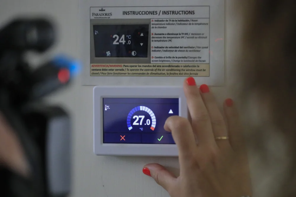 Ajusta la temperatura del aire a 27 grados en el lugar adecuado