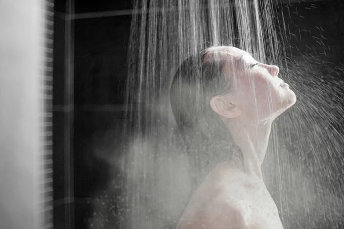 Beneficios y precauciones al bañarte con agua del calentador