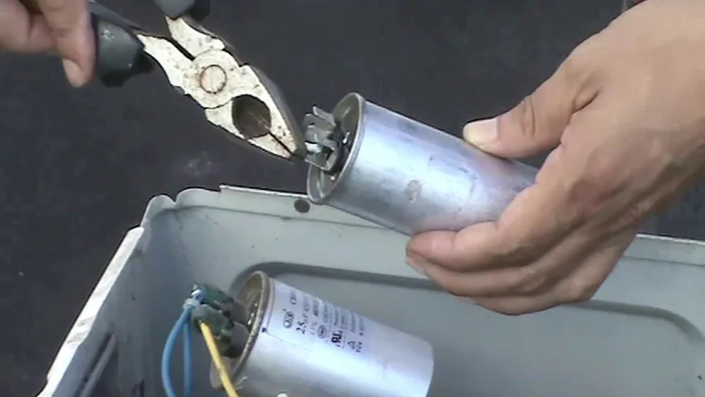Reparando el capacitor de un aire acondicionado