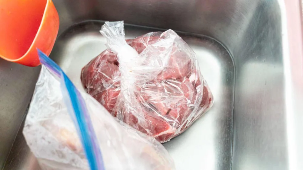 Cómo sacar carne congelada del congelador de forma rápida y segura