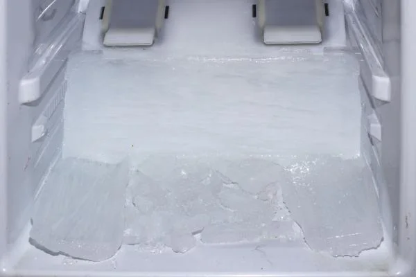 Las razones detrás de la formación de hielo en el congelador
