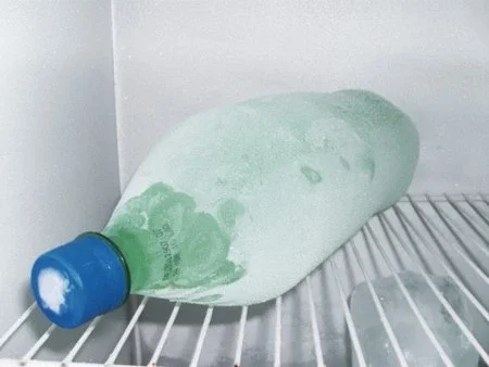 Razones para no dejar una botella llena de agua en el congelador