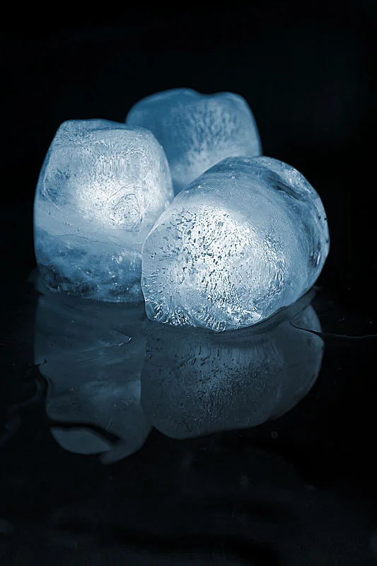 Las sorprendentes consecuencias de dejar un vaso con hielo en el congelador