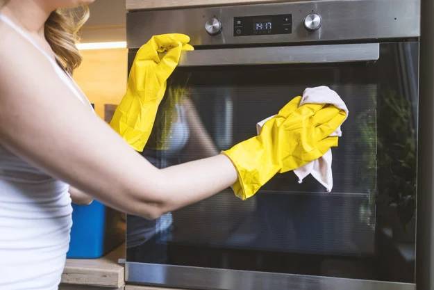 ¿Cuáles son las posibles causas de humo en mi horno?