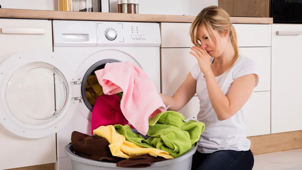Trucos para eliminar malos olores de la ropa recién lavada