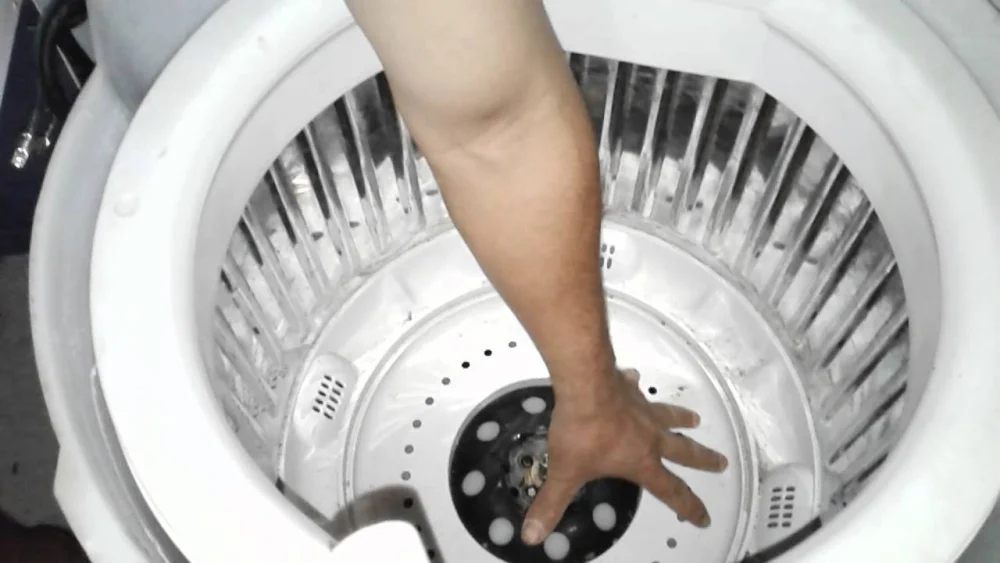 Qué hacer cuando una lavadora no centrifuga pero sí bota el agua