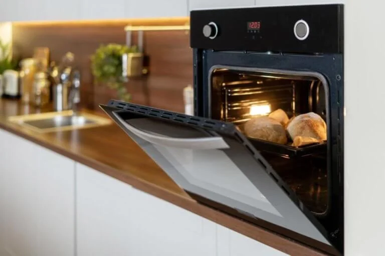 ¿Cuánta energía consume un horno a 180 grados?
