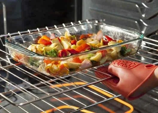 Qué sucede al introducir un plato de vidrio en el horno
