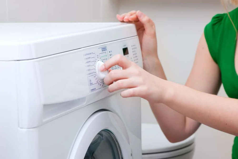 ¿Cuántas veces enjuagar la ropa en lavadora para un mejor cuidado?