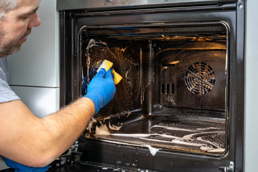 Trucos efectivos para limpiar el horno de tu cocina