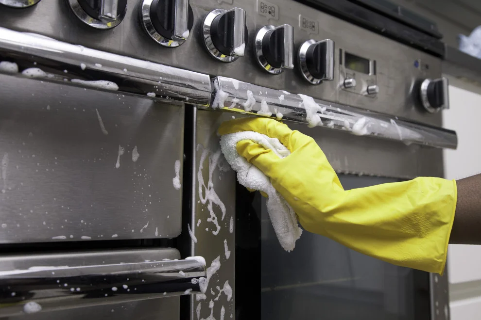 La forma adecuada de limpiar una cocina con horno autolimpiante
