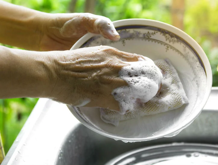 5 trucos efectivos para lavar los platos más rápido