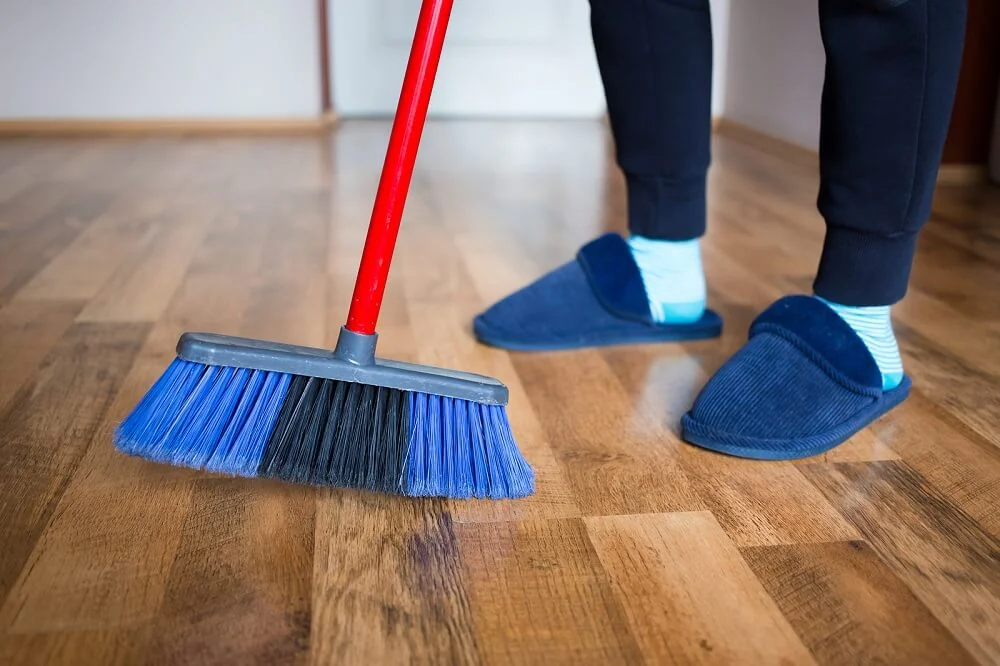 Fregar el suelo con abrillantador de lavavajillas: la solución para brillar tus pisos