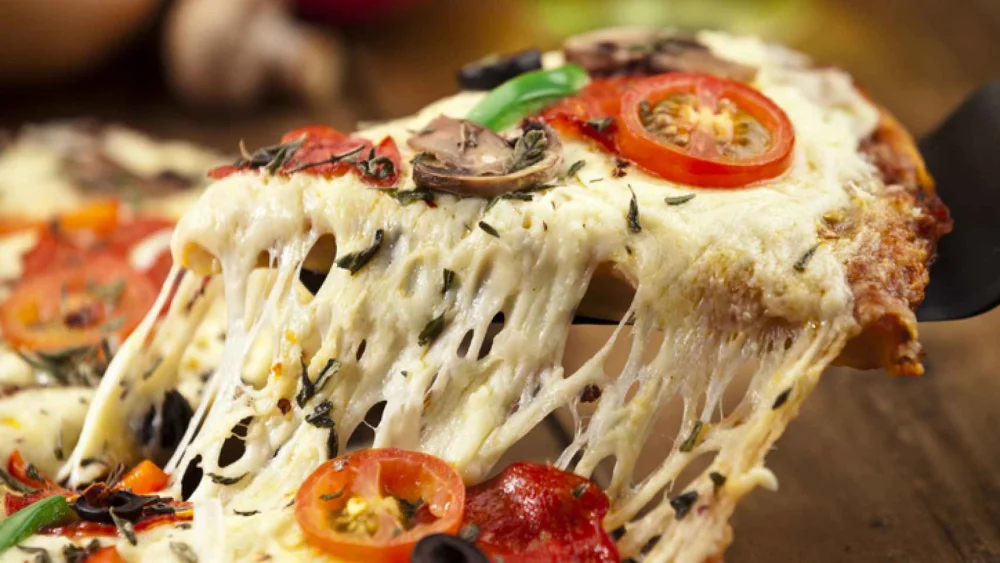 Preparación perfecta de pizza en microondas para un resultado crujiente