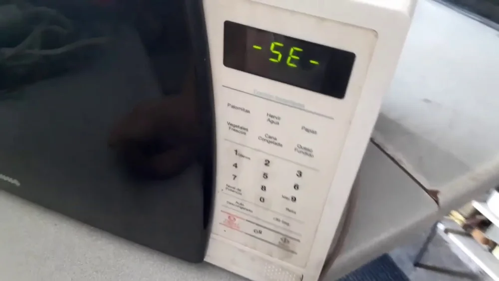 Qué significa la palabra 'sé' en mi horno de microondas y por qué aparece