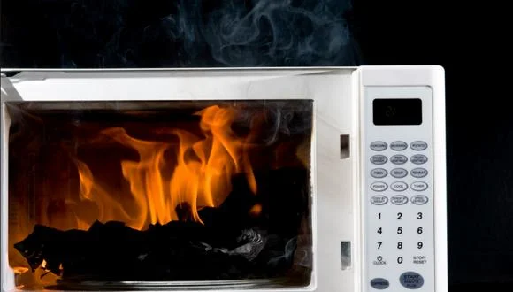 Conoce lo que no debes meter en el microondas
