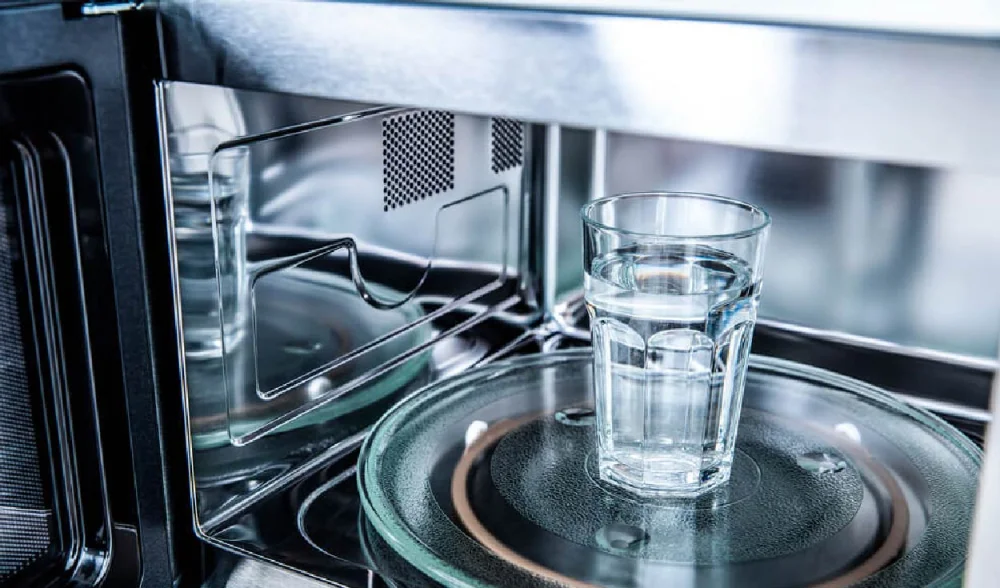 Los efectos de calentar agua en el microondas