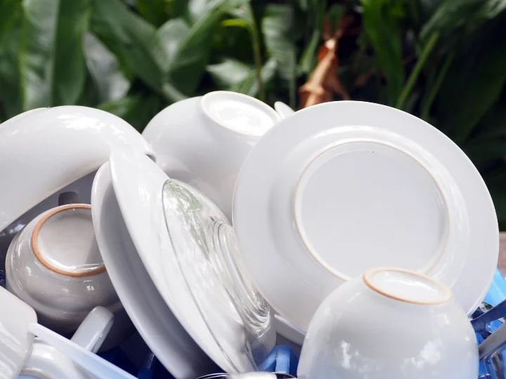El orden correcto para lavar vasos y platos