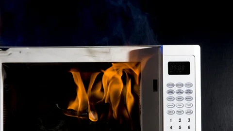 Riesgo en el microondas: ¿Qué sucede al introducir objetos metálicos?