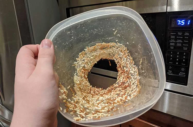 Qué ocurre cuando se derrite plástico en el microondas