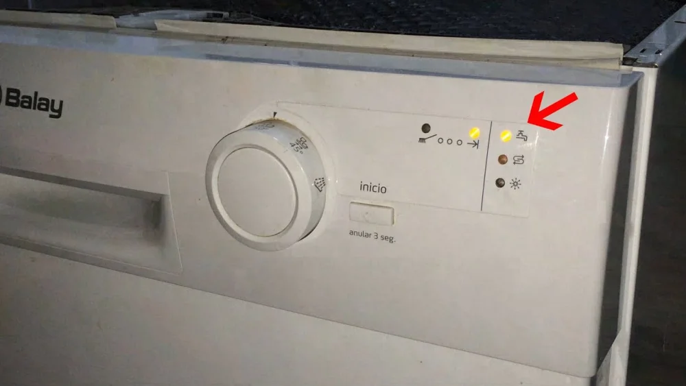 Luz del grifo en el lavavajillas: ¿Qué significa y cómo solucionarlo?