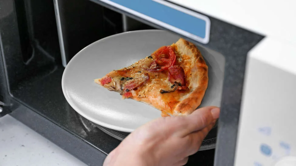 La mejor manera de recalentar pizza en el microondas sin ablandarla