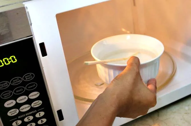 Manera rápida de hervir agua en el microondas