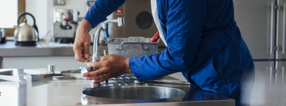Solución para la fuga de agua del lavavajillas a través del fregadero