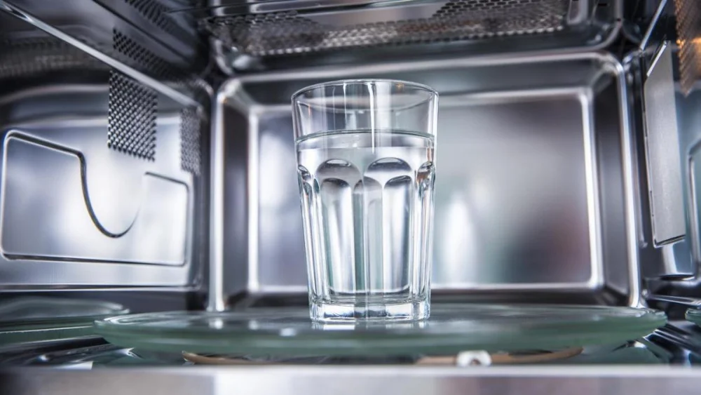 Tiempo adecuado para hervir el agua en el microondas