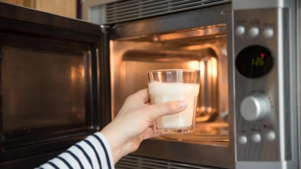 Razones para evitar calentar leche en microondas