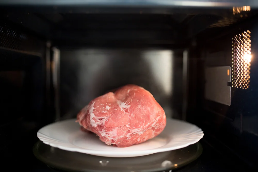 Consejos para descongelar carne en el microondas de forma segura