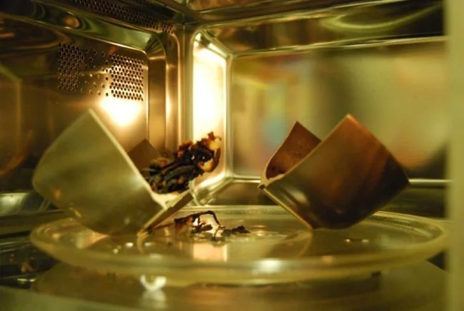 Los efectos de calentar el microondas sin nada