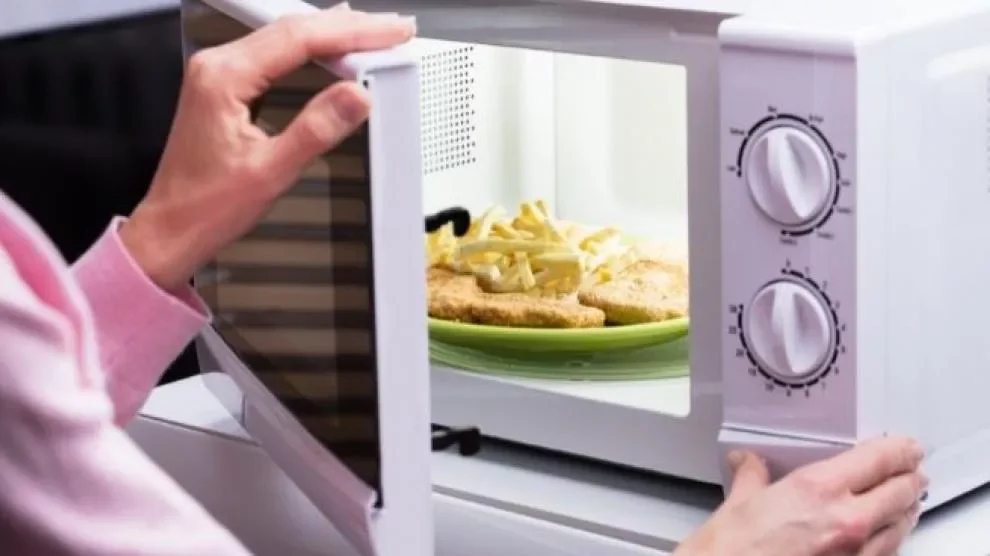 Los efectos de calentar alimentos congelados en el microondas