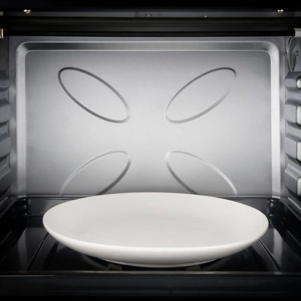 Qué sucede al introducir un plato de vidrio en el microondas