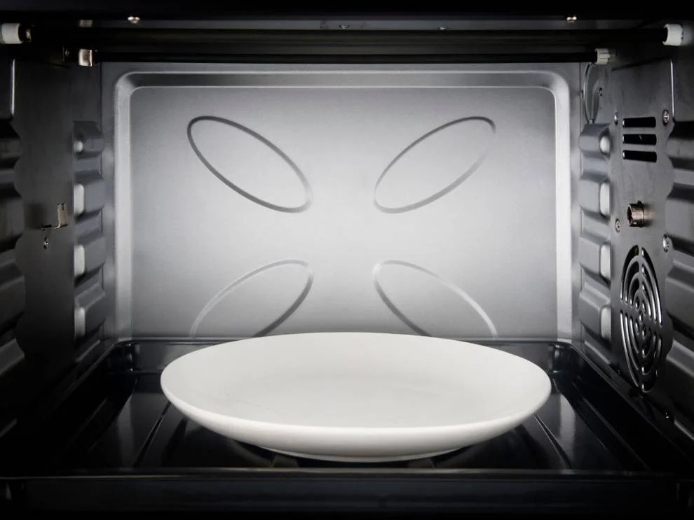 Las consecuencias de usar un plato de aluminio en el microondas