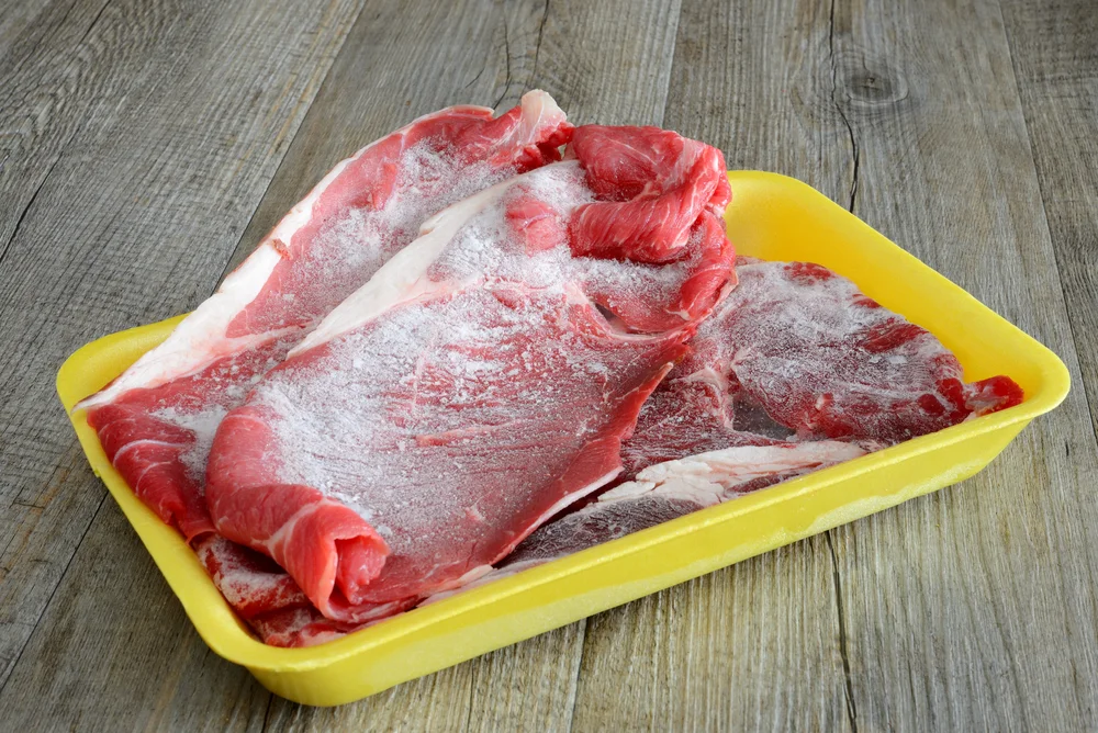 Peligros de descongelar carne en el microondas