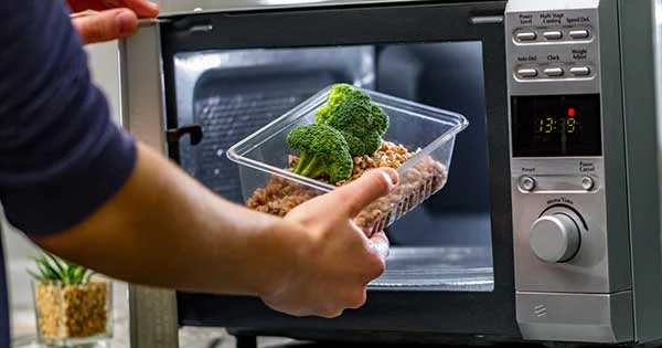 Plásticos no aptos para microondas: conoce cuáles evitar