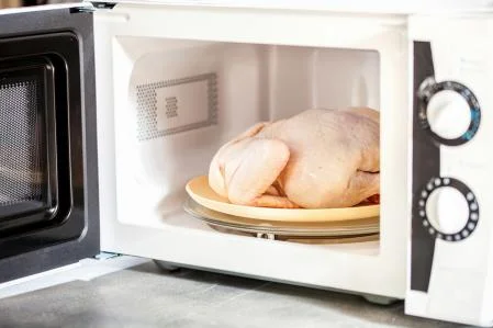 Cómo descongelar pollo rápidamente en el microondas