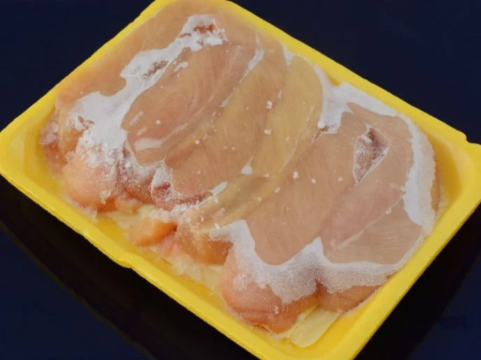 Métodos para descongelar un pollo sin usar microondas