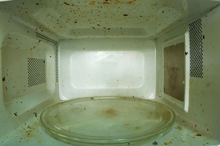Cómo limpiar el microondas y quitar manchas amarillas de quemaduras