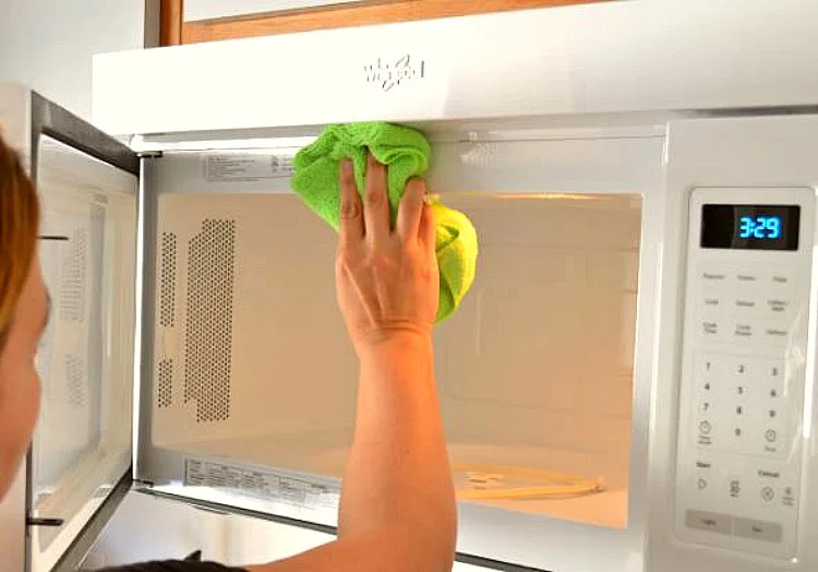 Trucos para limpiar el microondas de forma fácil y rápida