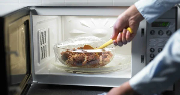 Tips para recalentar comida rápidamente en el microondas