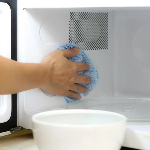 Limpia tu microondas fácilmente con vinagre