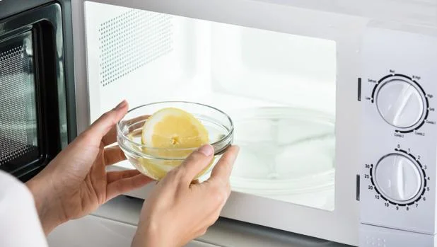 La mejor manera de limpiar el microondas al usarlo por primera vez
