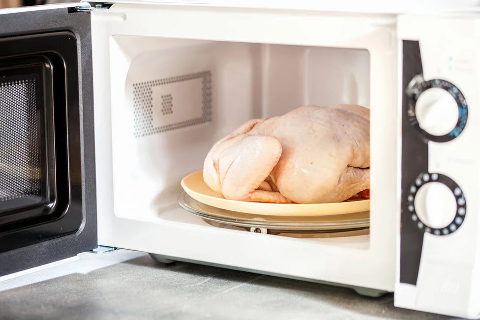 Tiempo adecuado para descongelar pollo en el microondas