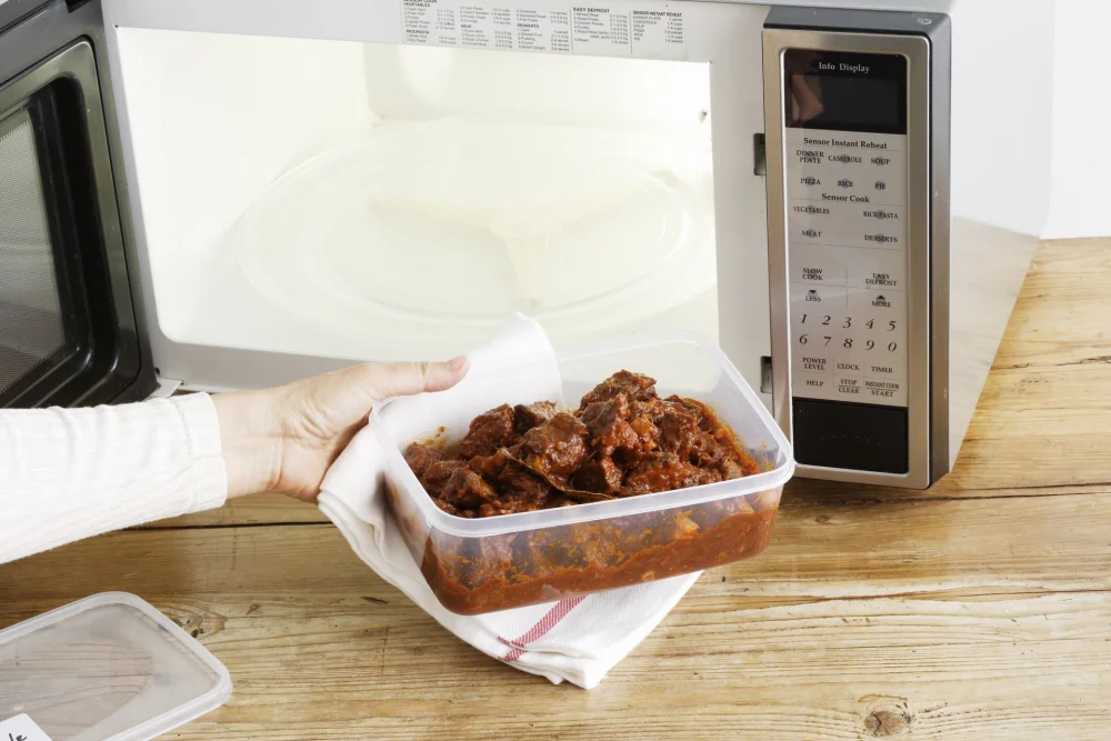 Razones para no calentar comida en el microondas