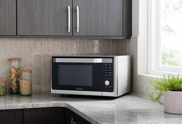 Razones para evitar poner el microondas encima del refrigerador