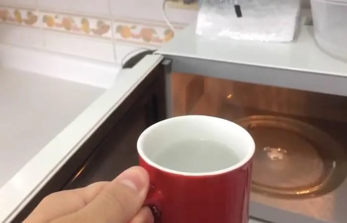Riesgos de calentar agua en el microondas