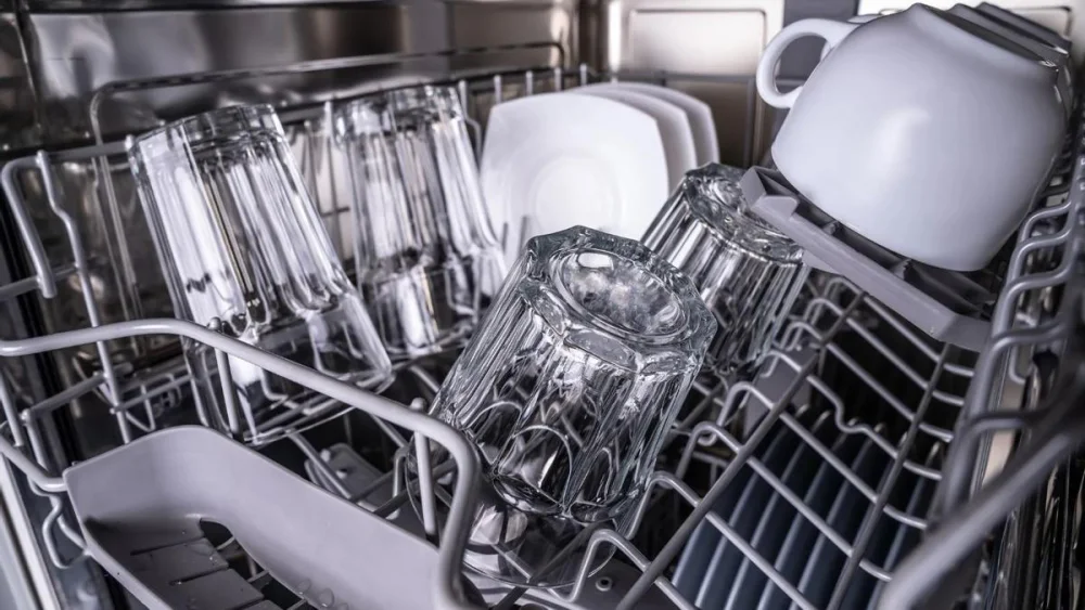 Consejos para solucionar los vasos empanados en el lavavajillas