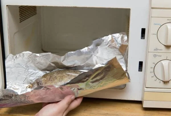 Consecuencias de calentar comida con aluminio en el microondas